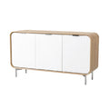 Moderne houten kast met witte ribbeldeuren