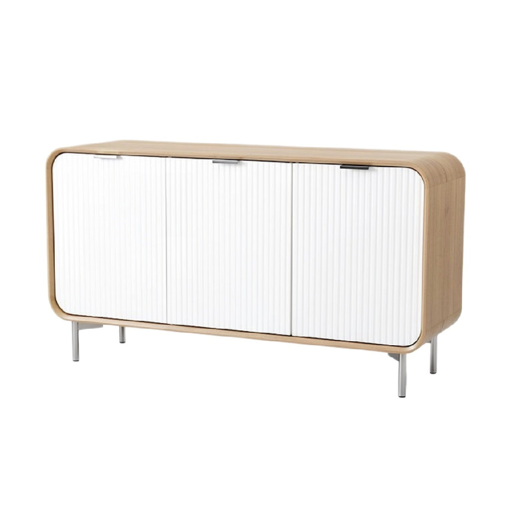 Moderne houten kast met witte ribbeldeuren